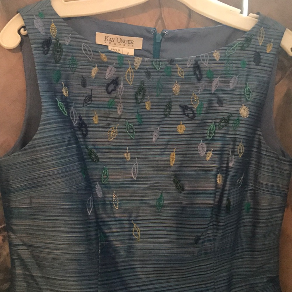 Kay Unger Sz 8. Blue w leaf beads 100% silk lined